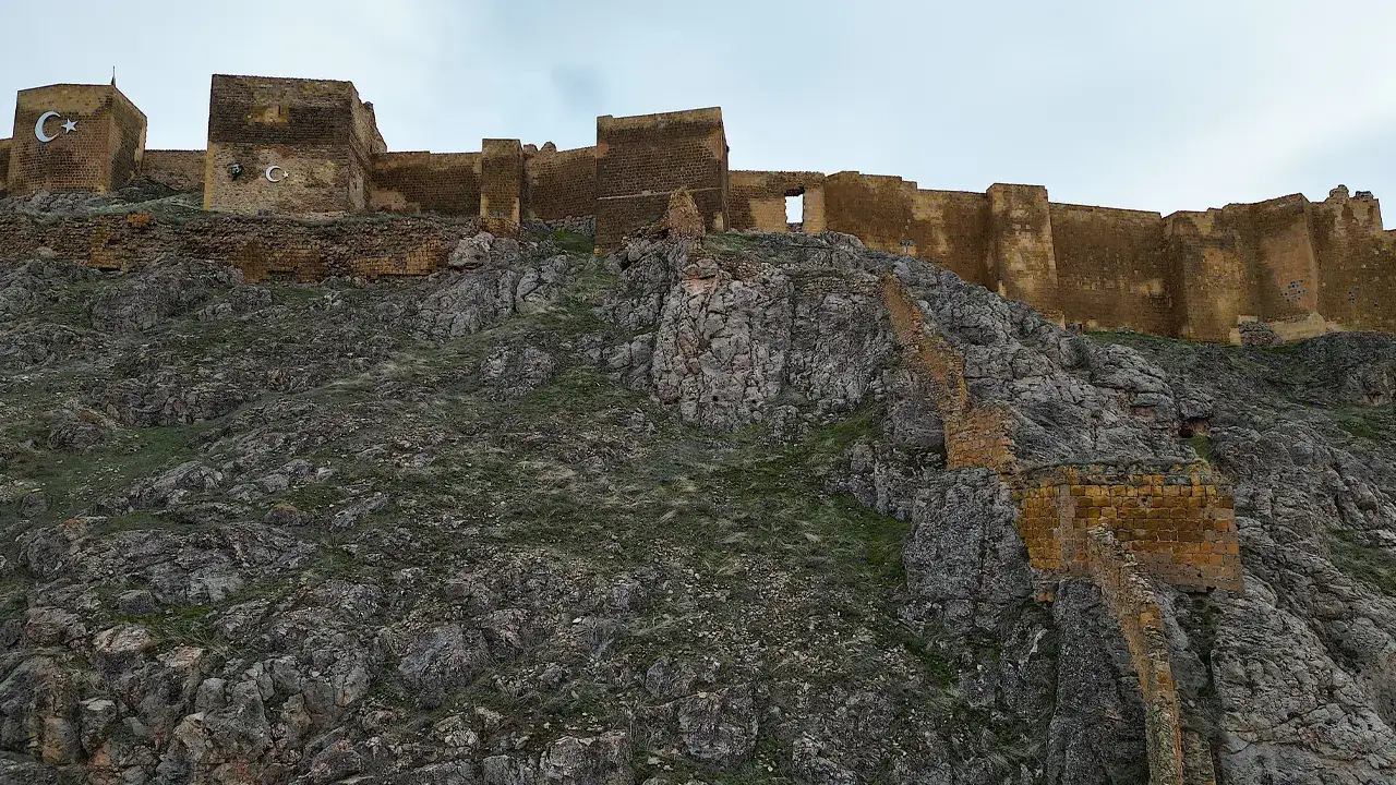 bayburt-kalesinde-kazi-basliyor-tarih-gun-yuzune-cikacak