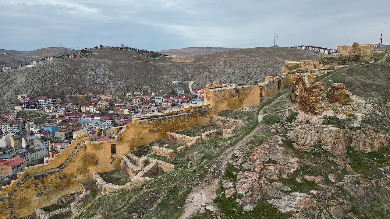 bayburt-kalesinde-kazi-basliyor-tarih-gun-yuzune-cikacak