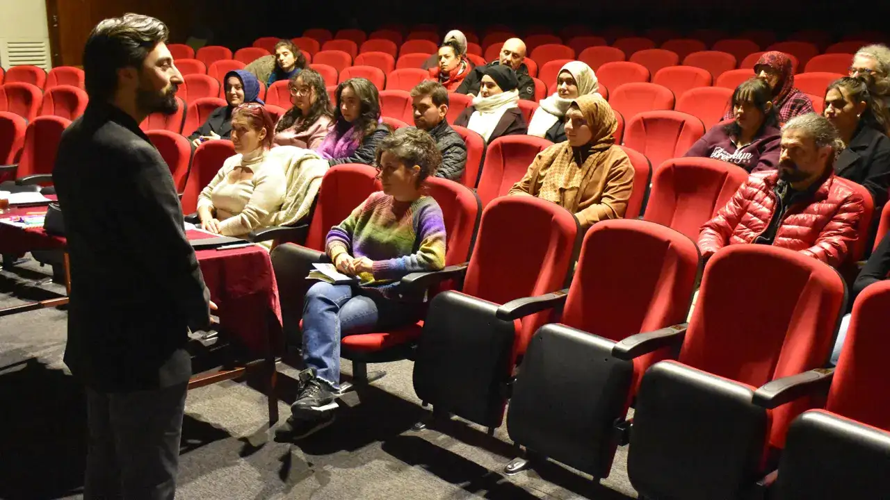 trabzonda-tiyatroseverler-sahne-arkasini-kesfetti