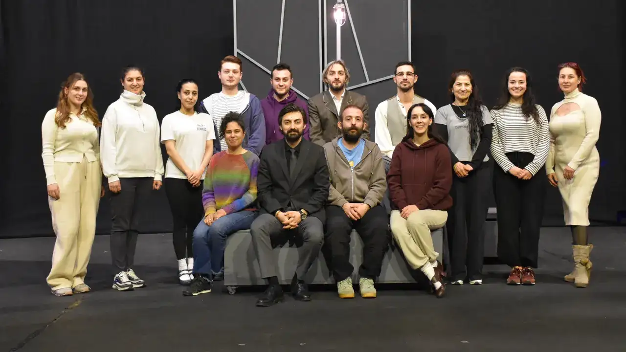 trabzonda-tiyatroseverler-sahne-arkasini-kesfetti