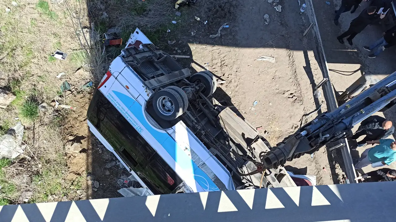 ankarada-ozel-halk-otobusu-demir-yiginina-dondu-5-olu-14-yarali