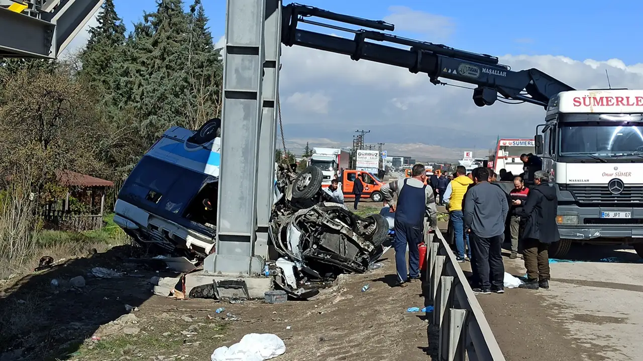 ankarada-ozel-halk-otobusu-demir-yiginina-dondu-5-olu-14-yarali