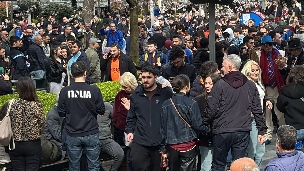 trabzonda-derbi-oncesi-renkli-anlar-kucuk-kopek-bile-formayla