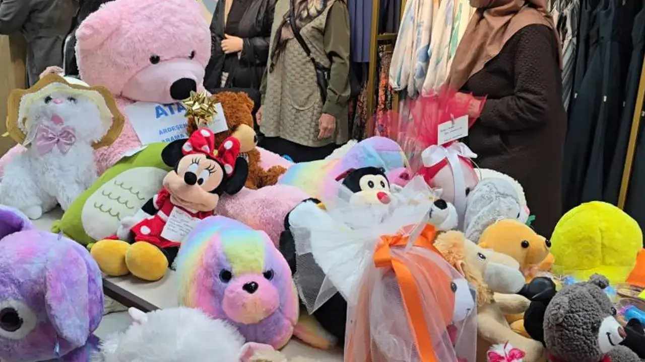 rizede-acilisa-anlamli-cagri-cicek-yerine-oyuncak-toplandi