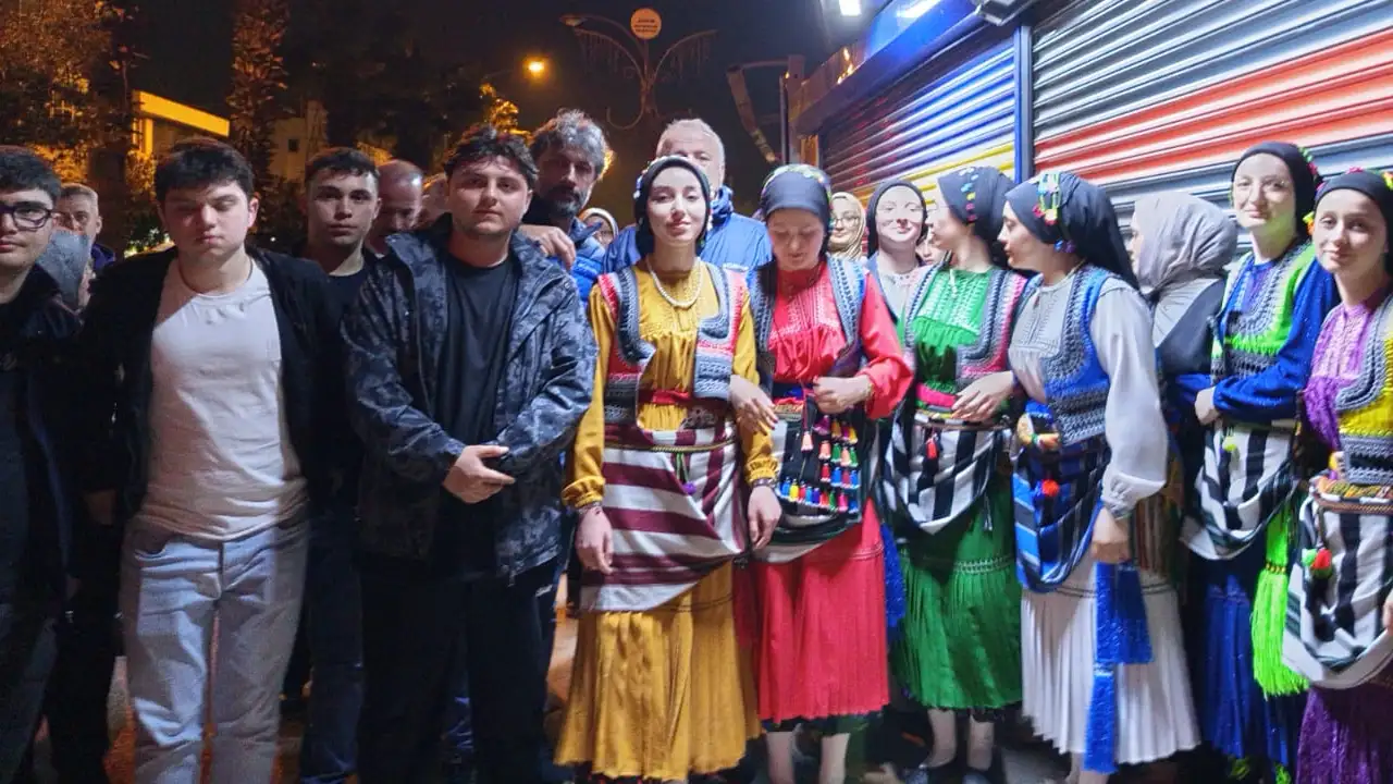 trabzonspor-zaferi-sanliurfa-sokaklarinda-kutlandi-bize-her-yer-trabzon-sloganlari-yukseldi