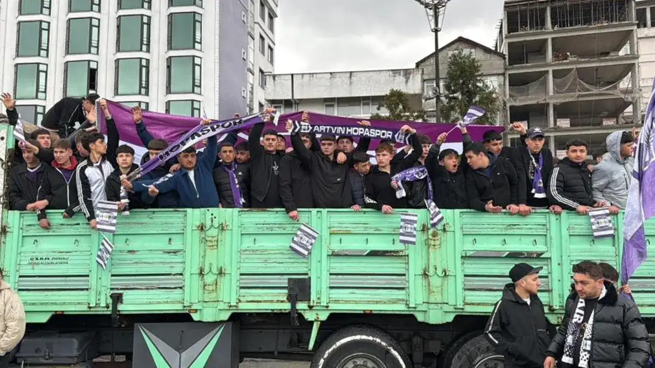 artvinde-hopada-taraftarlar-kamyon-kasasinda-maca-gitti