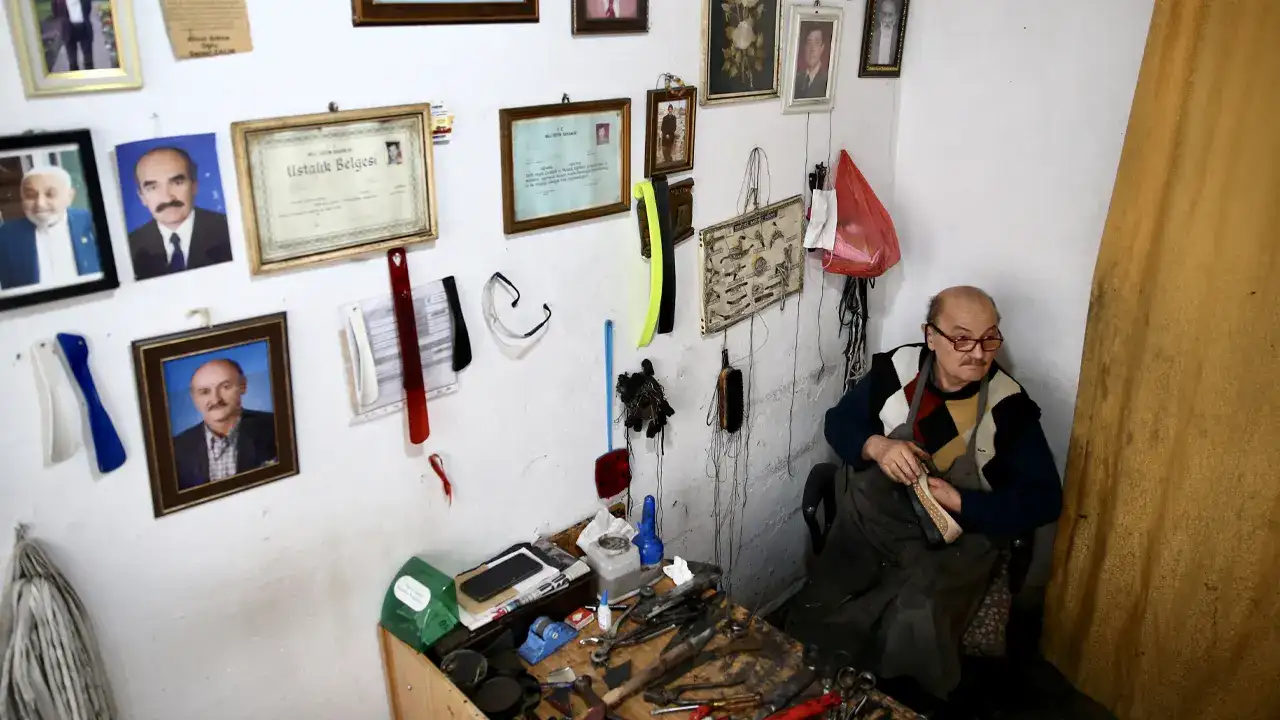 giresunda-ayakkabi-ustasindan-vefa-fotograflari-duvara-asti