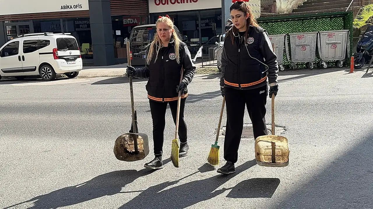 giresunda-kadin-temizlik-gorevlileri-sokaklara-ozenle-dokunuyor