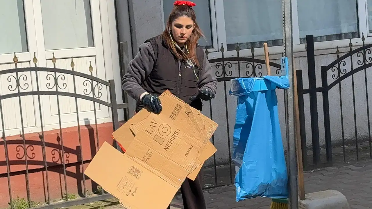 giresunda-kadin-temizlik-gorevlileri-sokaklara-ozenle-dokunuyor