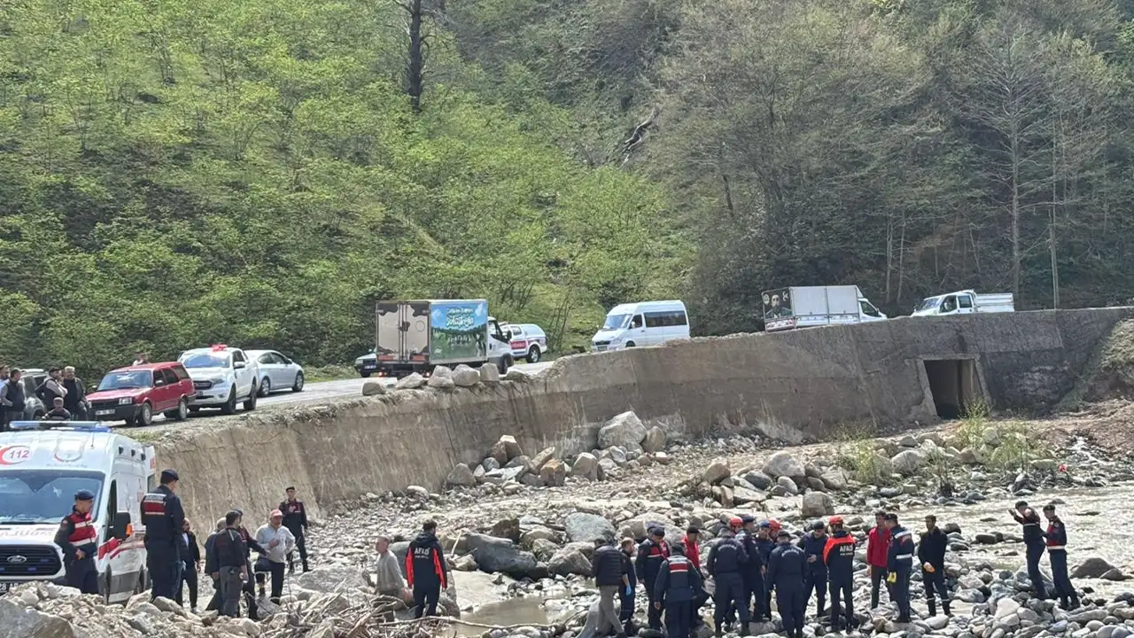 giresunda-arac-dereye-uctu-surucu-3-kilometre-uzakta-bulundu