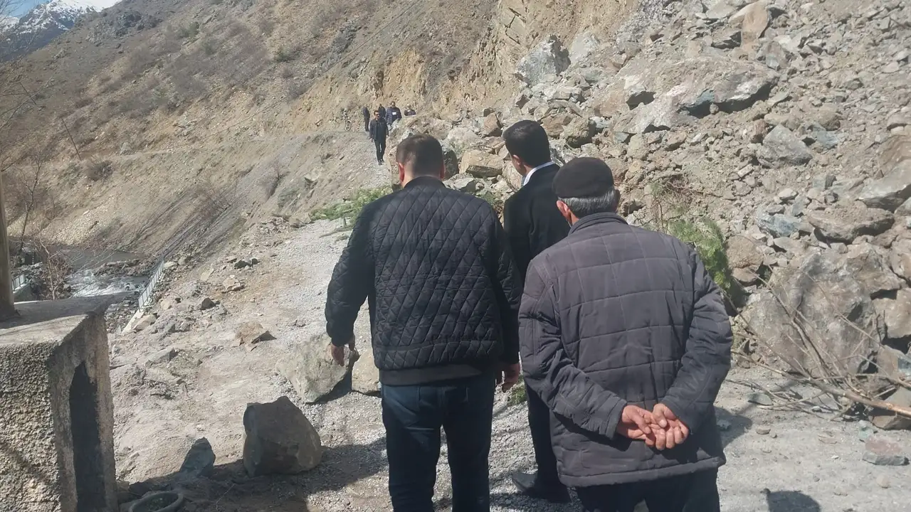 gumushane-torulda-heyelan-2-koy-yolu-ulasima-kapandi