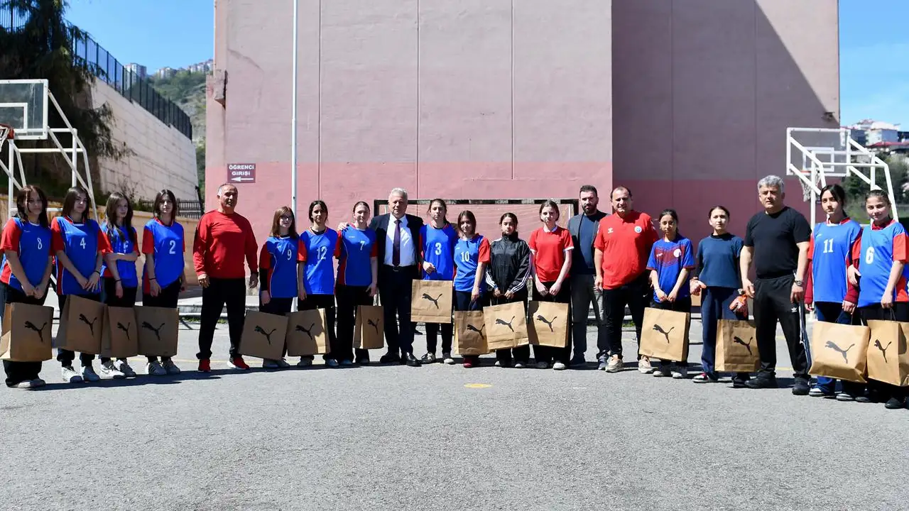 ortahisar-belediyesi-futsal-sampiyonu-ata-ortaokuluna-malzeme-destegi-sagladi