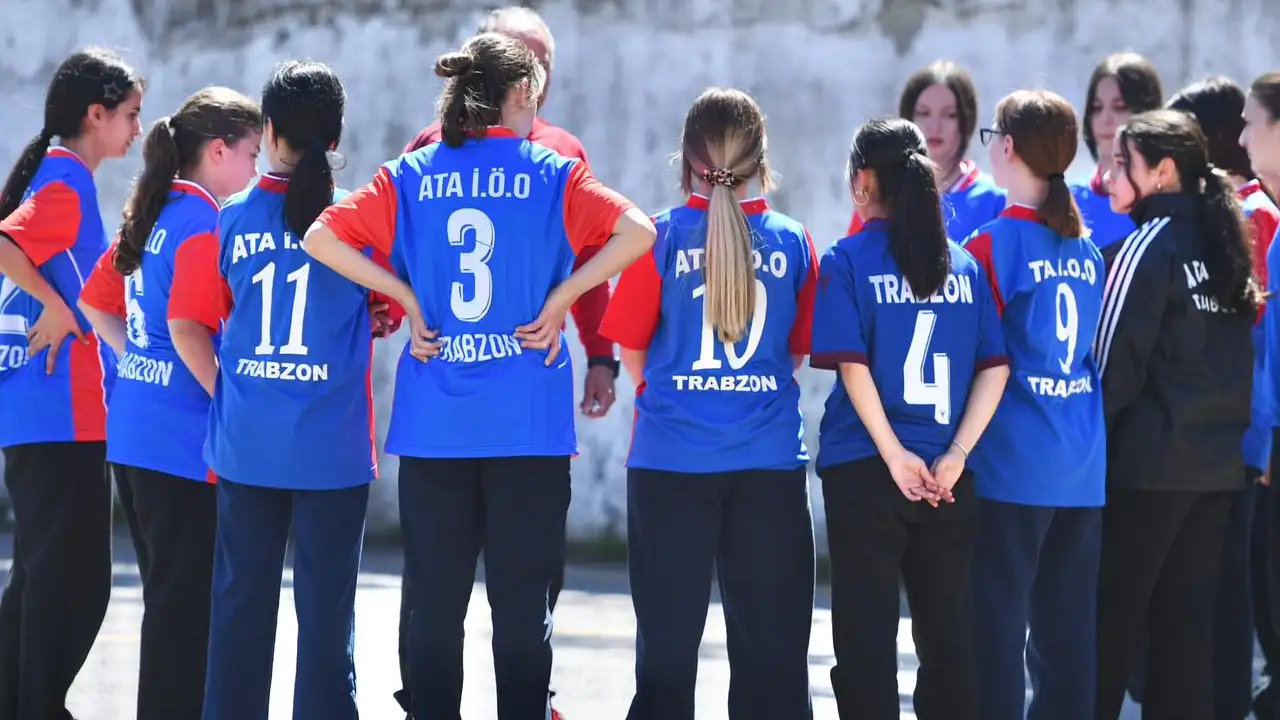 ortahisar-belediyesi-futsal-sampiyonu-ata-ortaokuluna-malzeme-destegi-sagladi