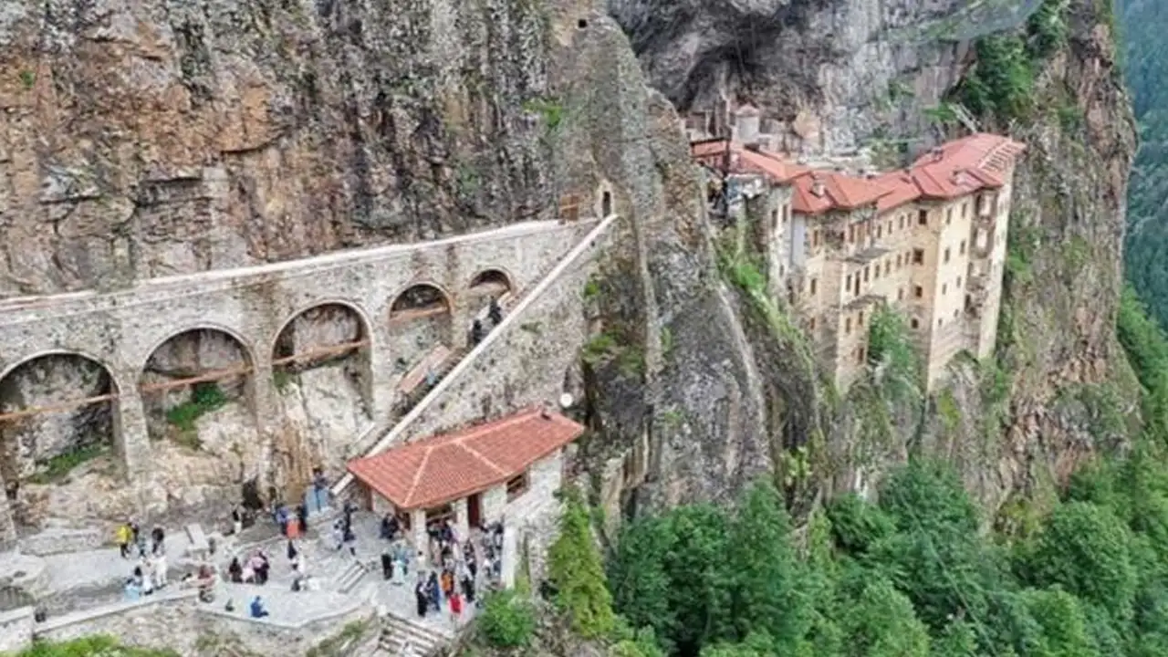 trabzonda-150-uzmanli-calistayda-turizm-il-muduru-neden-yoktu-elestiriler-buyuyor