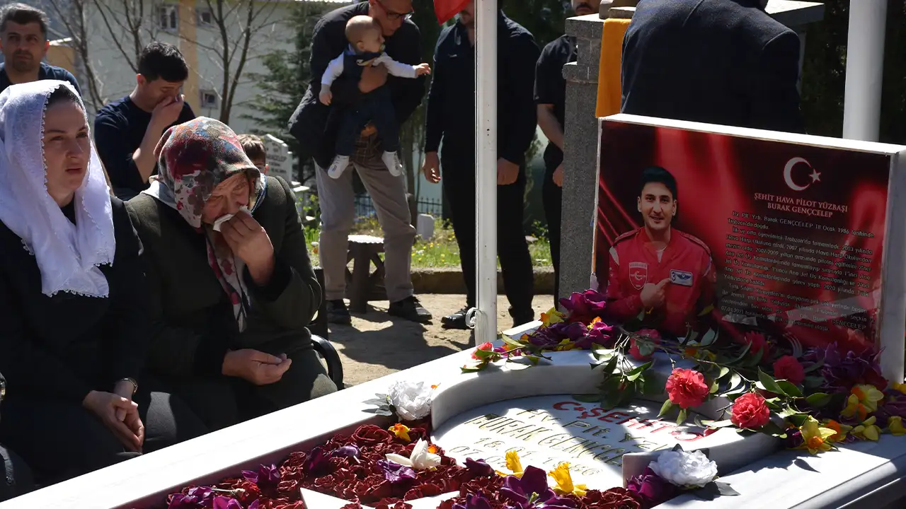 trabzonda-sehit-pilot-burak-genccelep-kabri-basinda-anildi