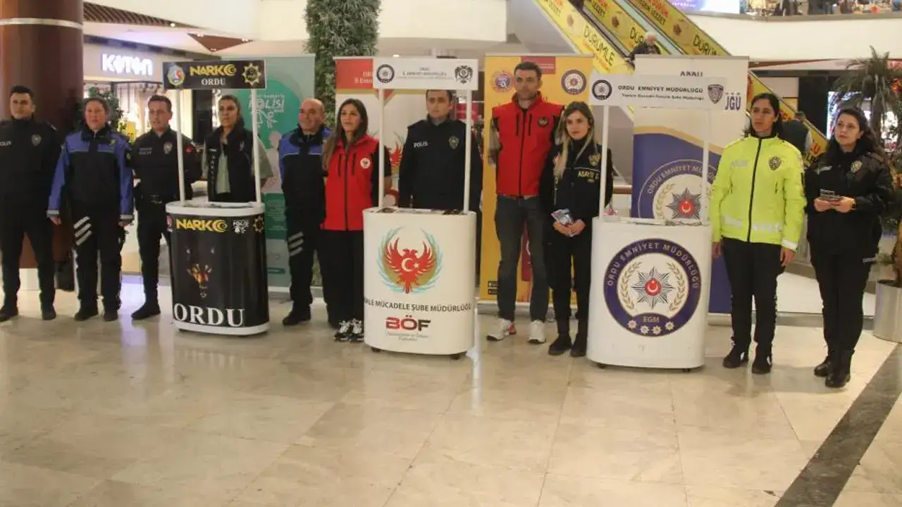 orduda-polis-haftasinda-bilgilendirme-standi-kuruldu