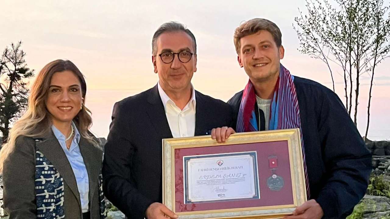 surmenede-tasacak-bu-deniz-dizisinin-yildizlarina-fahri-hemsehrilik-berati-verildi