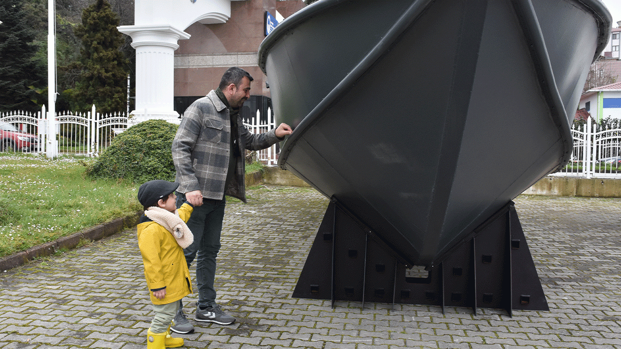 trabzonda-15-ayda-uretildi-zirhli-bot-denize-indi