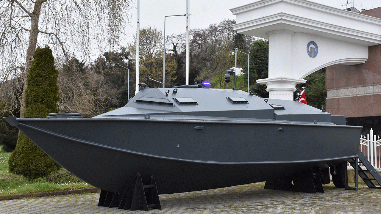 trabzonda-15-ayda-uretildi-zirhli-bot-denize-indi