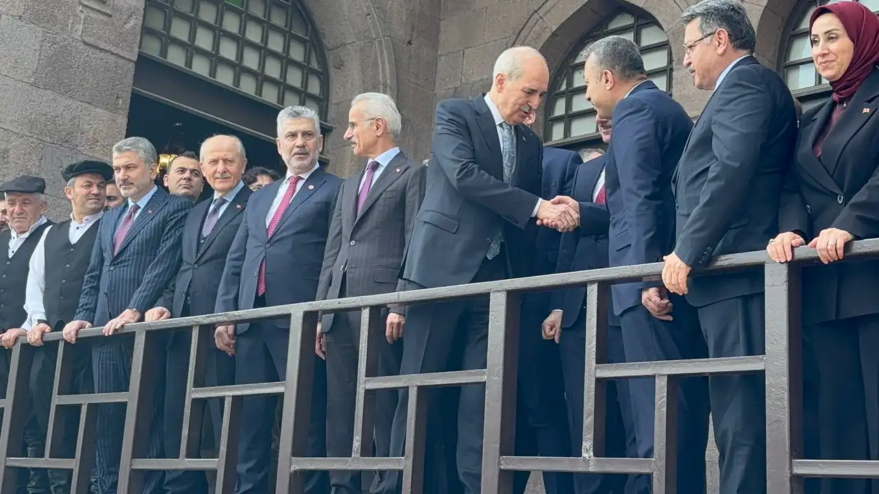 ankarada-bize-her-yer-trabzon-sesleri-yukseldi-protokol-balkon-selamlamasi-yapti