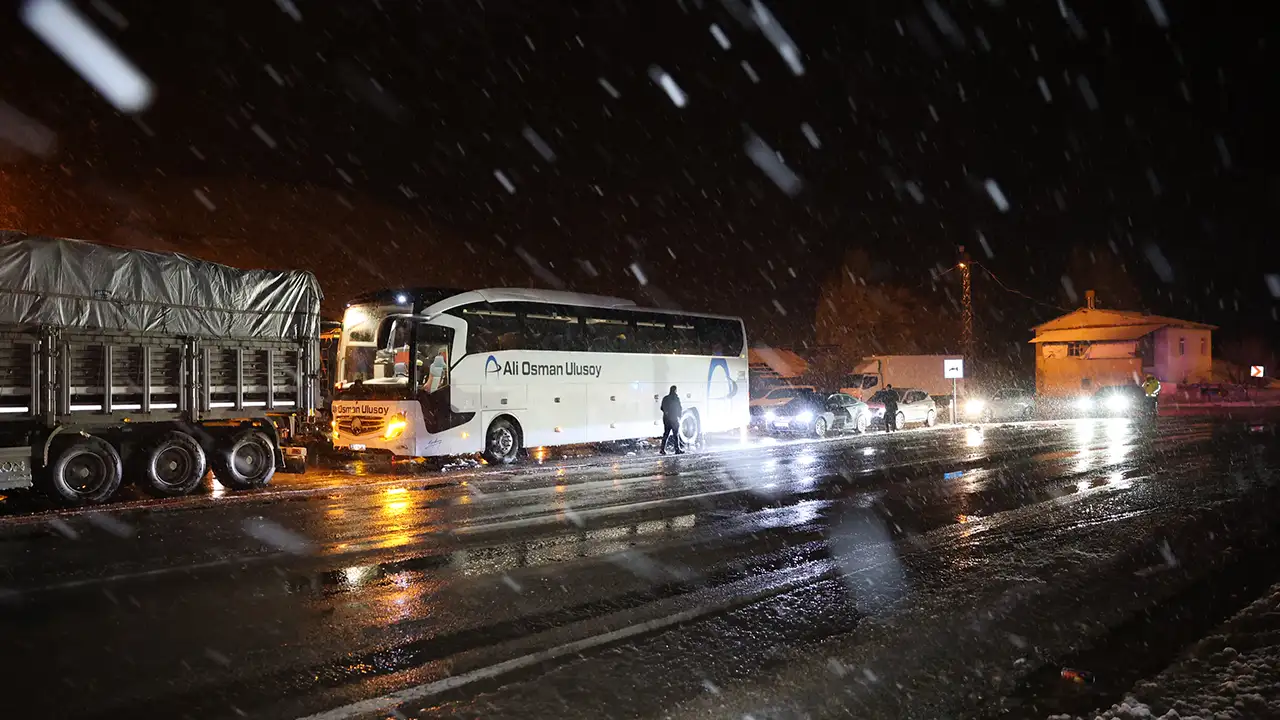 bayburt-erzurum-yolunda-2-bin-409-rakimda-zorlu-anlar