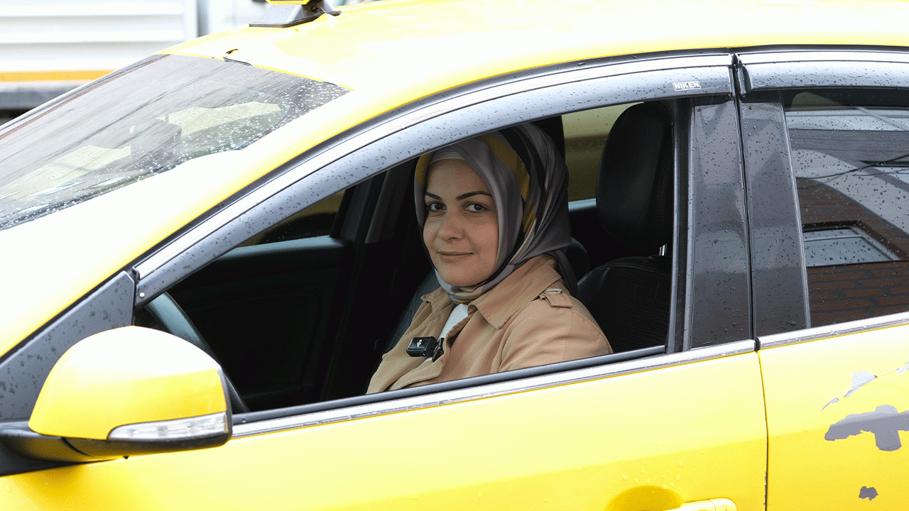 kadin-taksi-soforu-azmiyle-dikkat-cekti