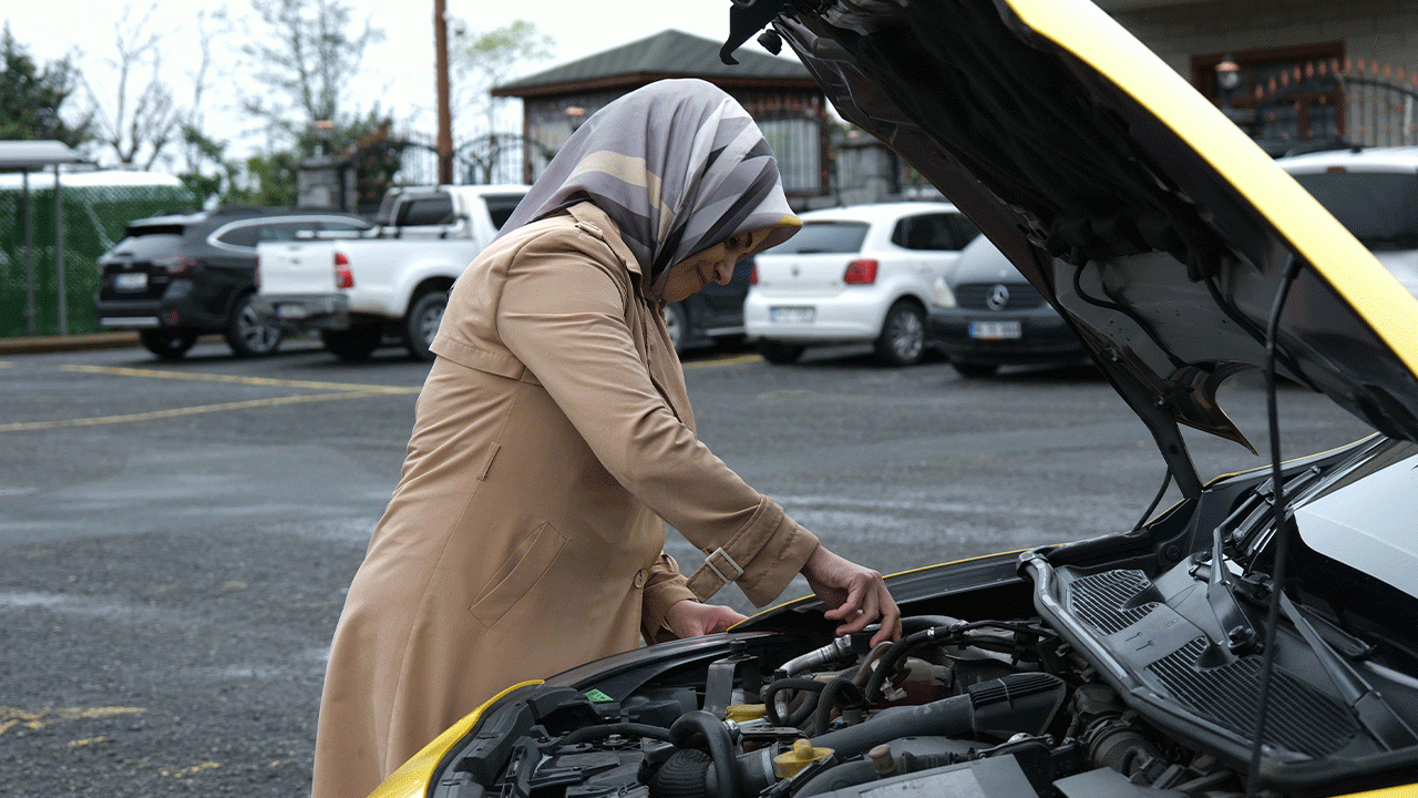 kadin-taksi-soforu-azmiyle-dikkat-cekti