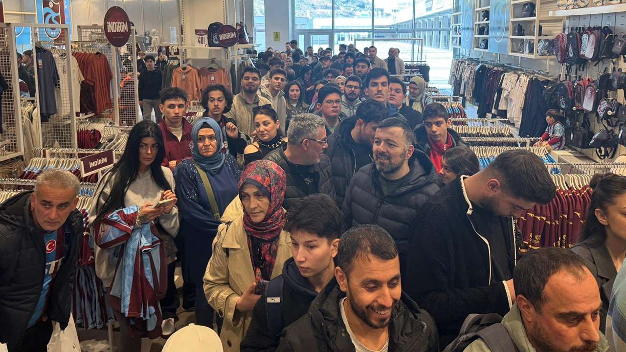 paul-onuachu-trabzonda-taraftarla-bulustu-imza-gunune-yogun-ilgi