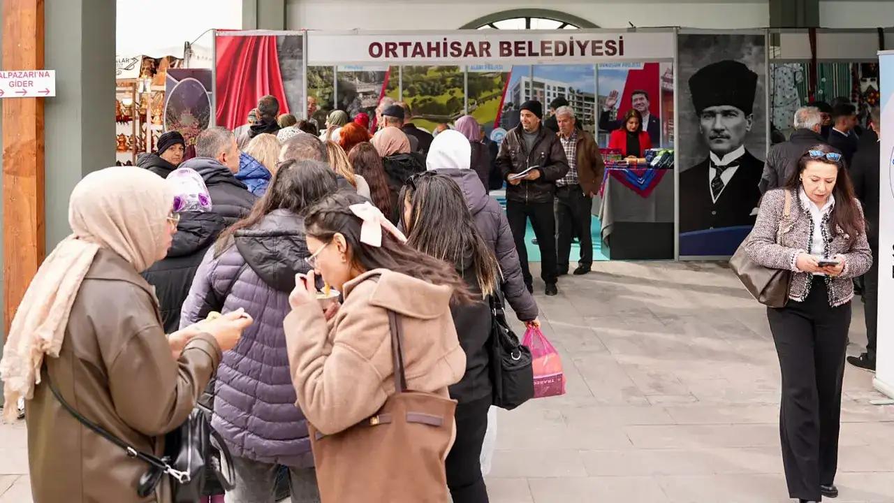 ortahisar-standi-trabzon-gunlerinde-ziyaretcilerin-bulusma-noktasi-oldu