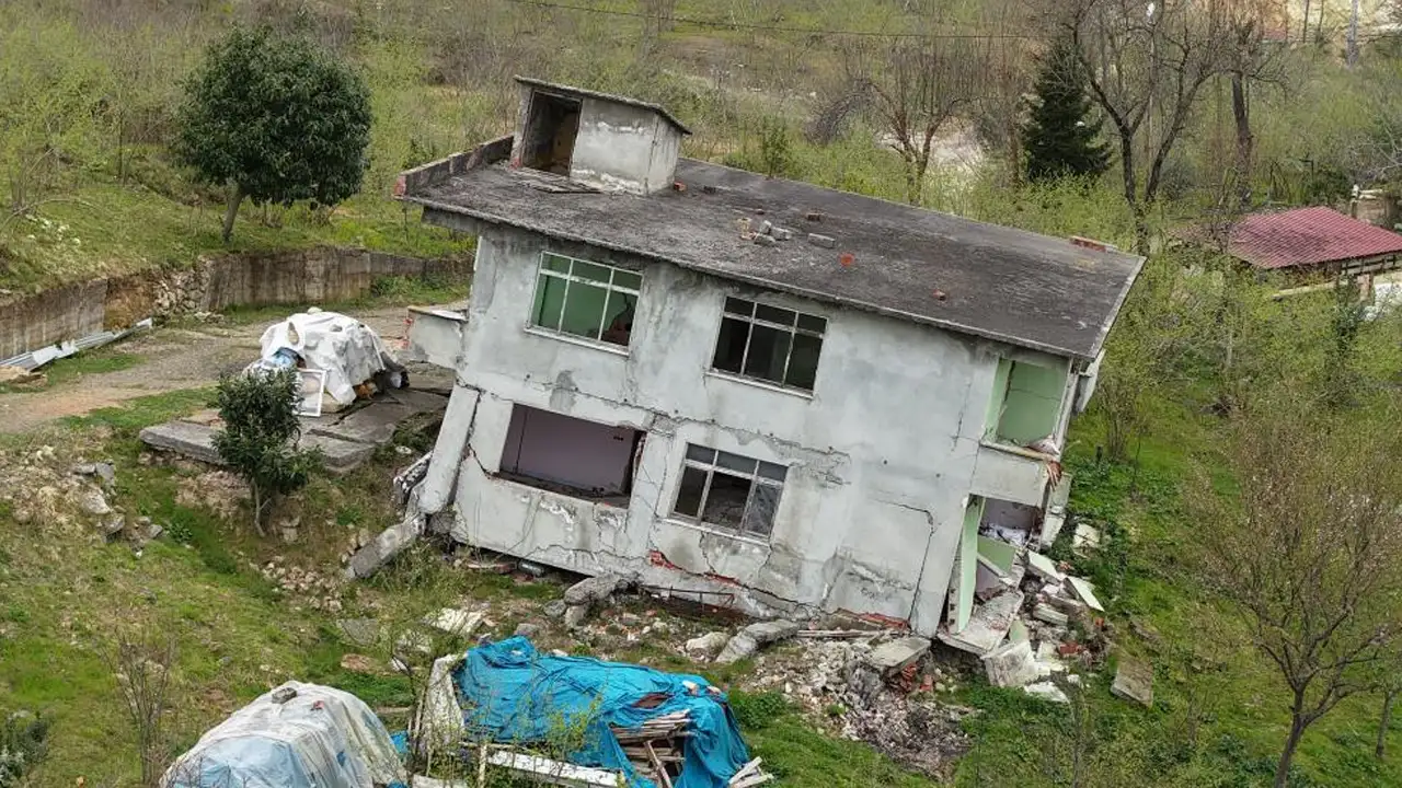 trabzon-arsinde-heyelan-bolgesinde-yeni-surec-konut-ihalesi-planlaniyor