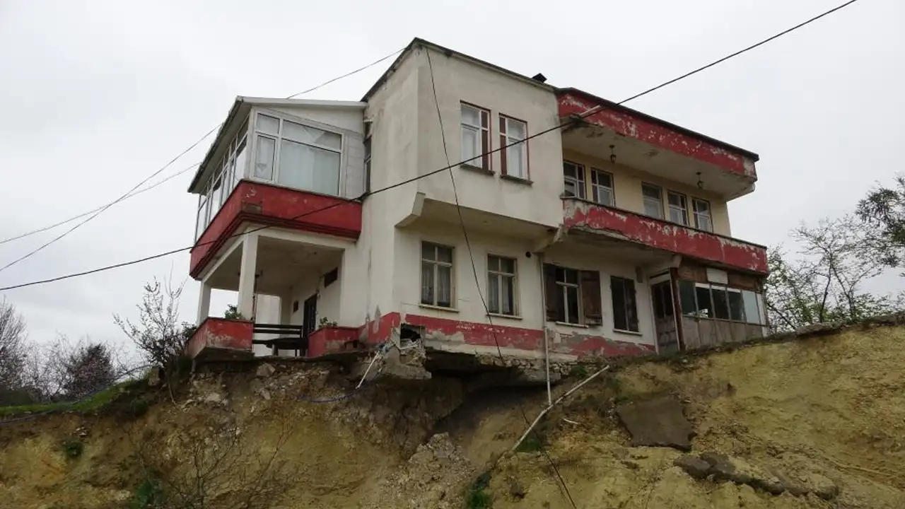 trabzon-arsinde-heyelan-bolgesinde-yeni-surec-konut-ihalesi-planlaniyor