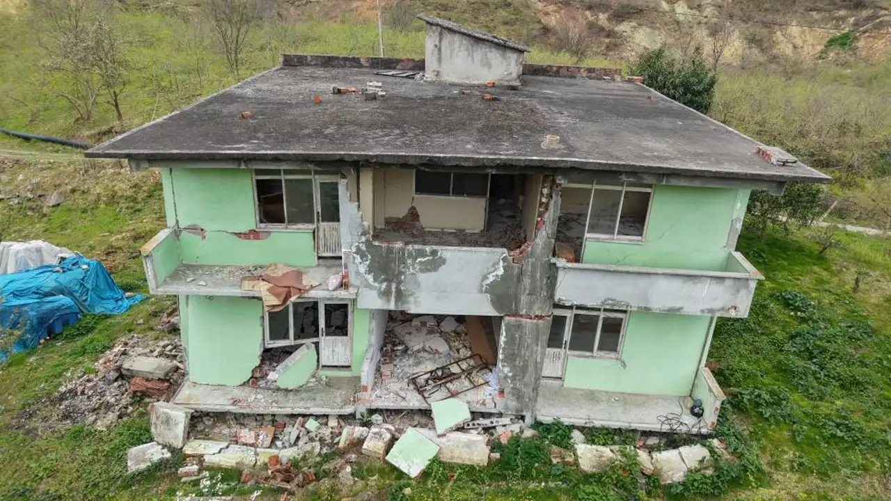 trabzon-arsinde-heyelan-bolgesinde-yeni-surec-konut-ihalesi-planlaniyor