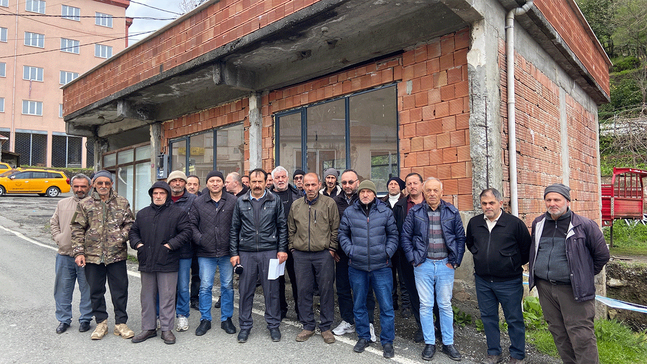 trabzon-chpden-istifa-eden-vatandaslar-akcaabat-ilce-baskanini-topa-tuttu