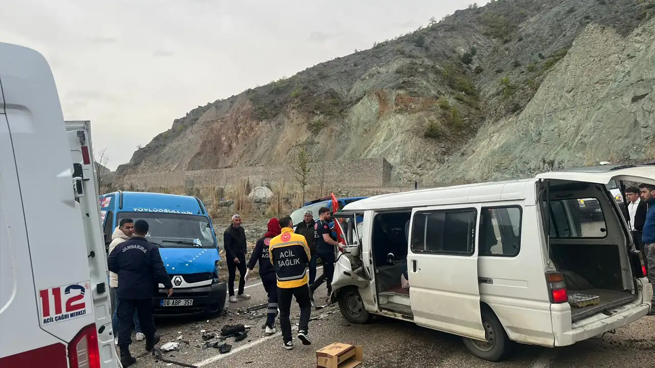 artvinde-aracin-onu-hurdaya-donustu-3-yarali