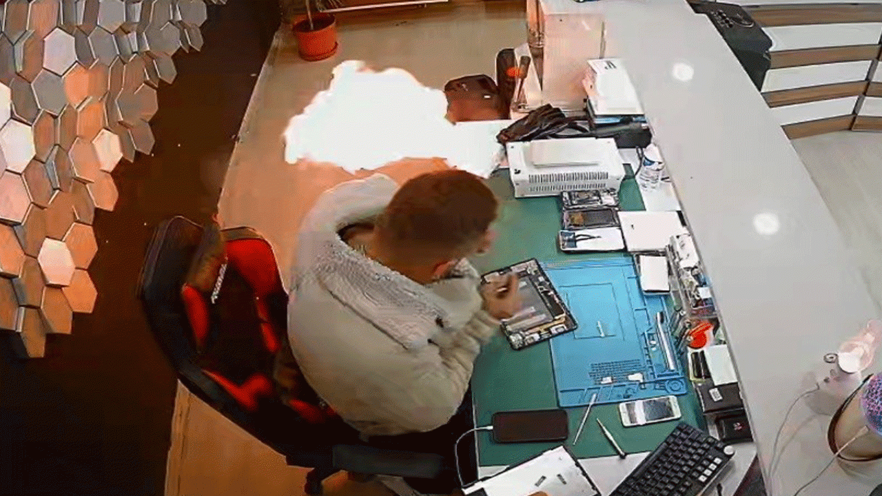 bayburtta-patlayan-telefon-bataryasi-kameralara-yansidi