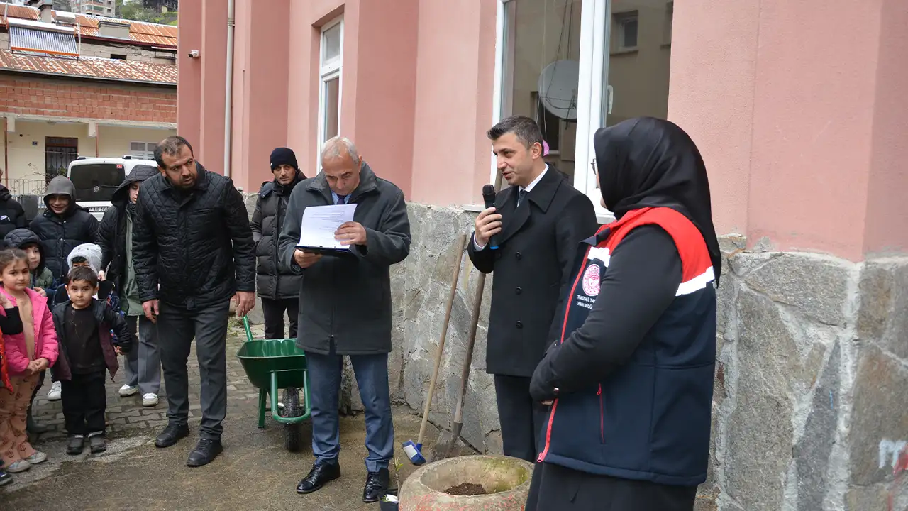 caykarada-200-ogrenciye-meyve-fidani-dagitildi