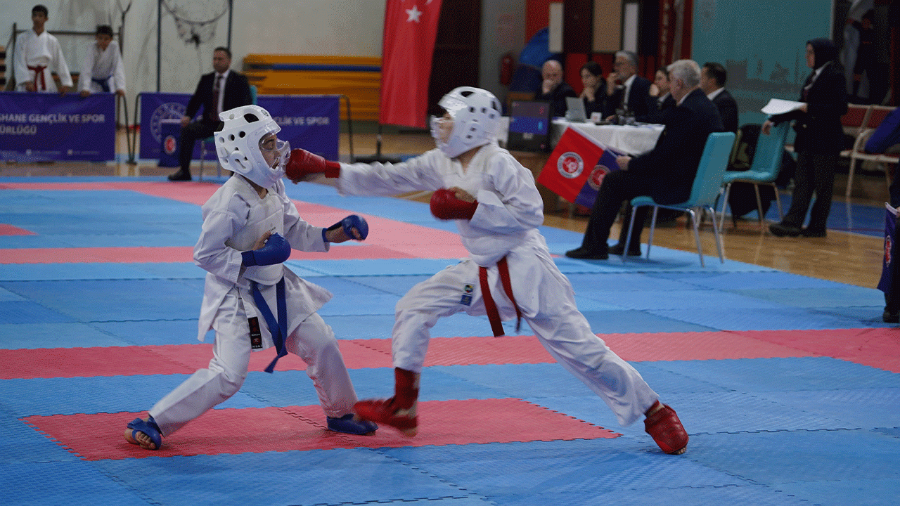 gumushanede-okul-sporlari-karate-yildizlar-kiz-erkek-grup-musabakalari-duzenlendi