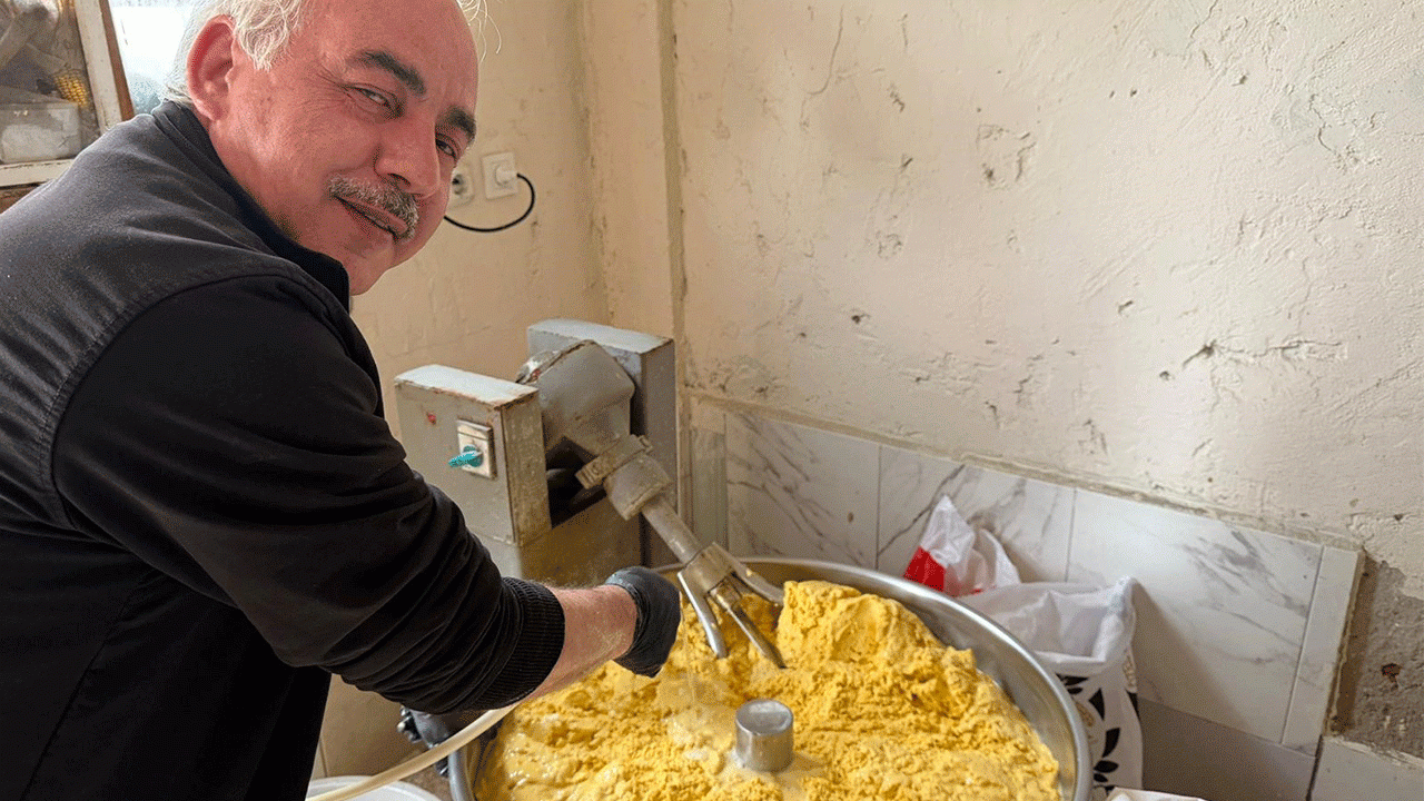 trabzonun-geleneksel-lezzeti-tenekede-misir-ekmegi