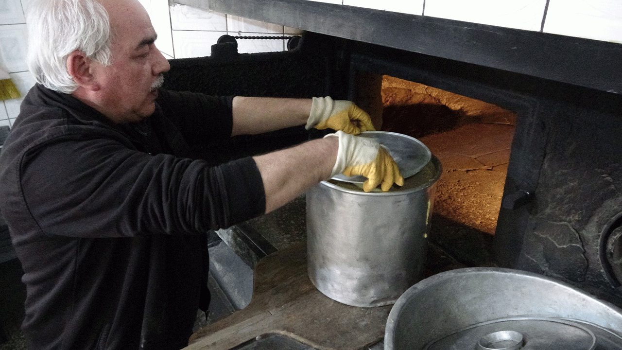 trabzonun-geleneksel-lezzeti-tenekede-misir-ekmegi