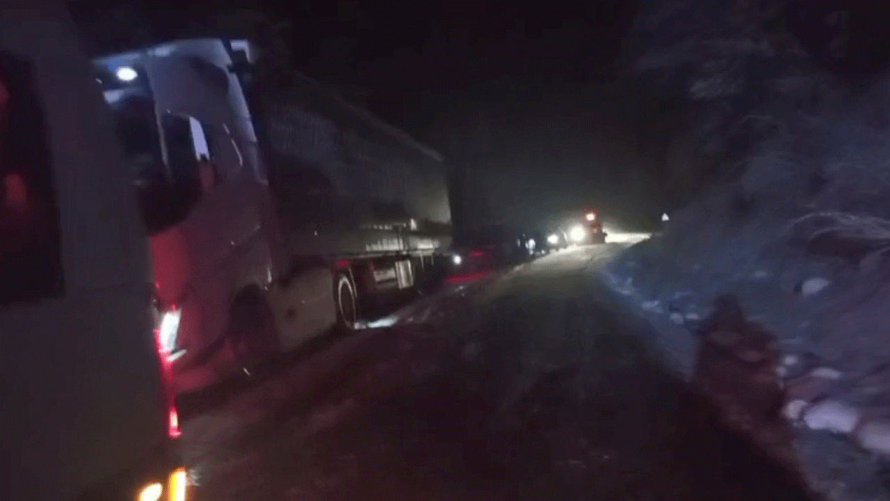 ardahan-artvin-karayolunda-kayan-tir-yolu-kapatti-onlarca-arac-mahsur-kaldi
