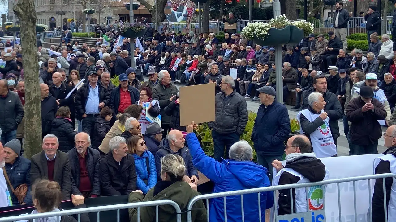 emekliler-trabzonda-meydanlara-indi-acil-zam-sart