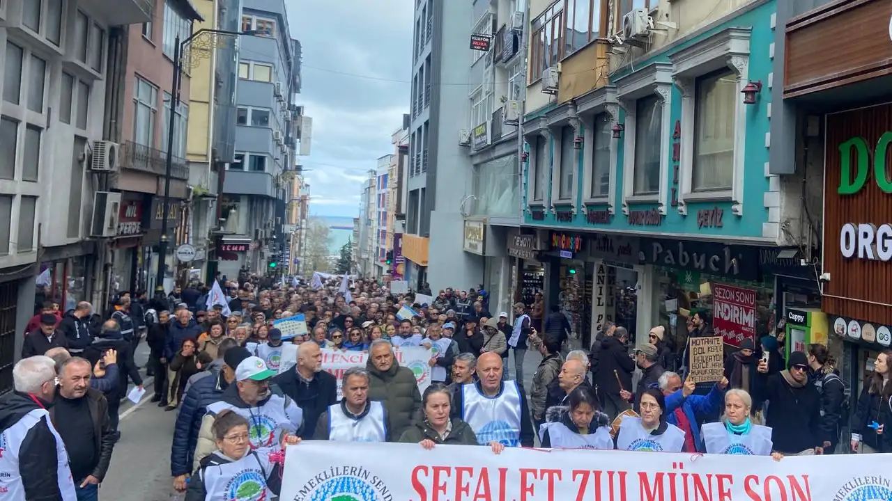 emekliler-trabzonda-meydanlara-indiacil-zam-sart