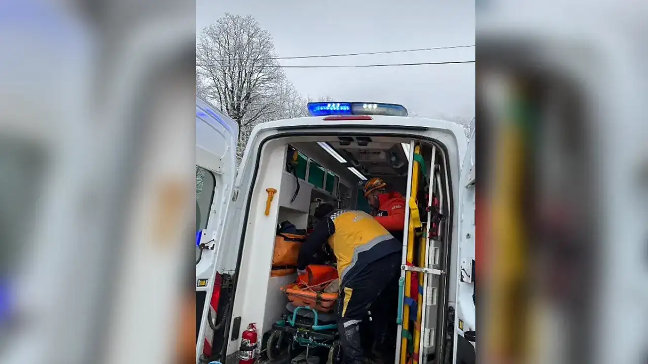 artvinde-ambulans-ucuruma-yuvarlandi-1-olu-4-yarali