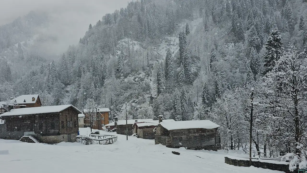 ayder-yaylasinda-kar-kalinligi-20-santimetreye-ulasti