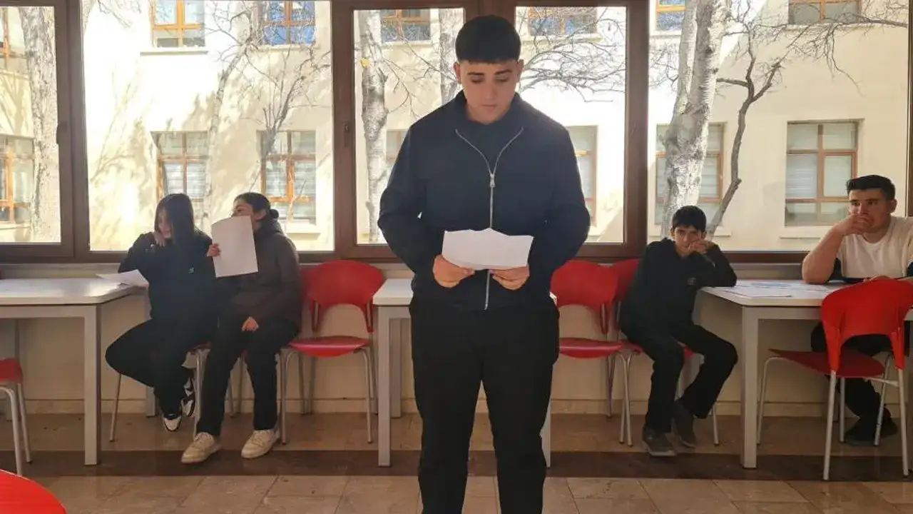 bayburt-lisesinde-hitabet-yarismasi-birinci-belli-oldu