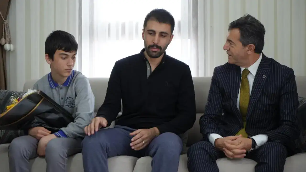 bayburtlu-komiser-temele-anlamli-ziyaret-ogrencilerden-moral-destegi