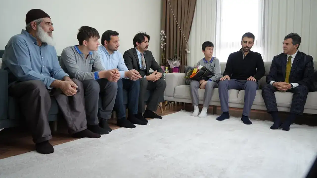 bayburtlu-komiser-temele-anlamli-ziyaret-ogrencilerden-moral-destegi