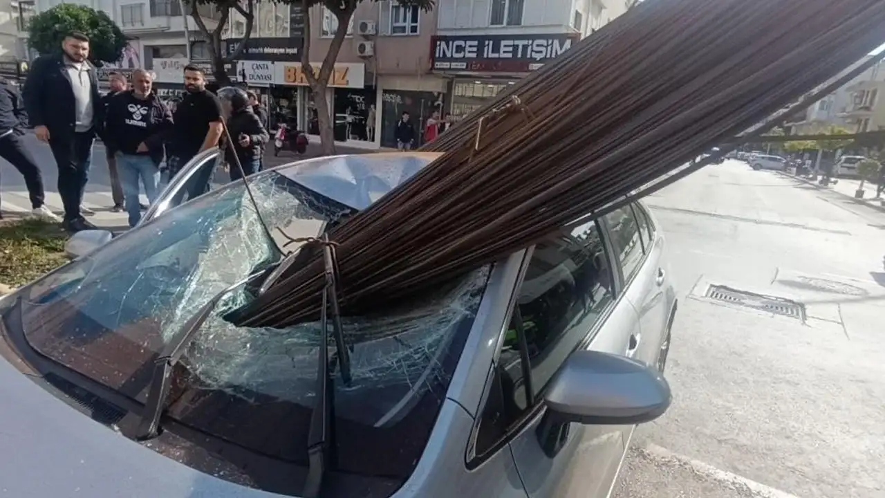 fren-yapti-demirler-otomobile-ok-gibi-saplandi-o-anlar-kamerada