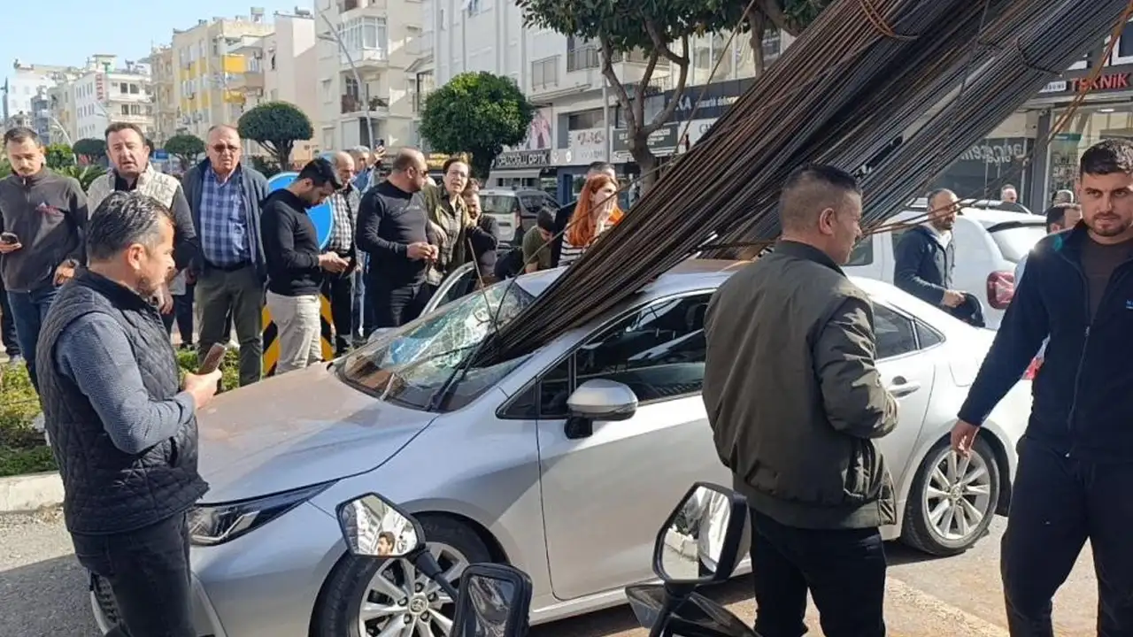 fren-yapti-demirler-otomobile-ok-gibi-saplandi-o-anlar-kamerada