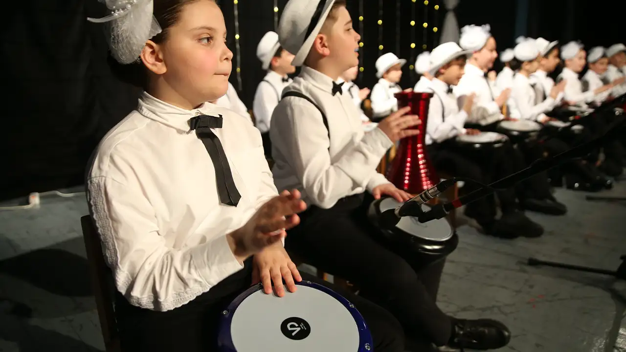 orduda-ogrencilerden-bidon-ve-darbukali-konser